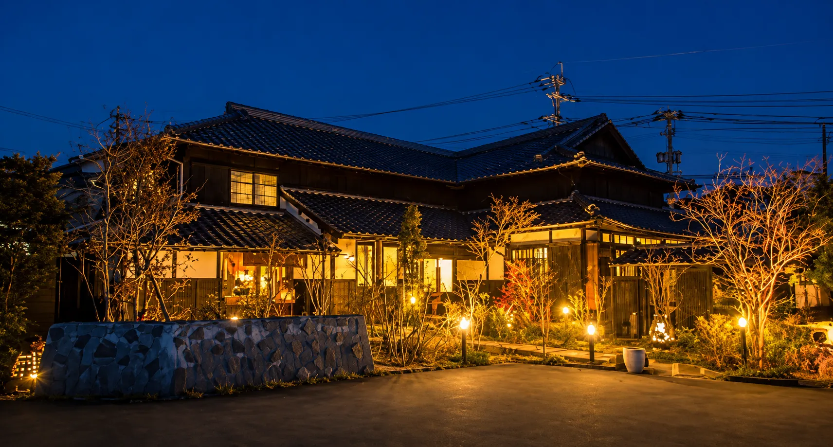 古民家の外観 夜